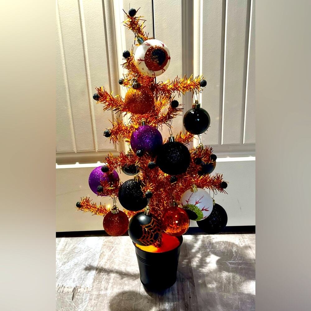 Halloween tree with bulbs